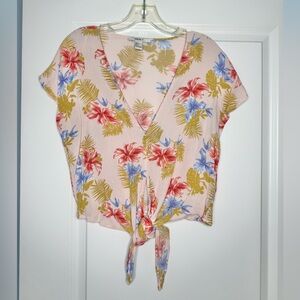 🍓6/$15🍓 Pale Pink Tropical Tie Front Shirt